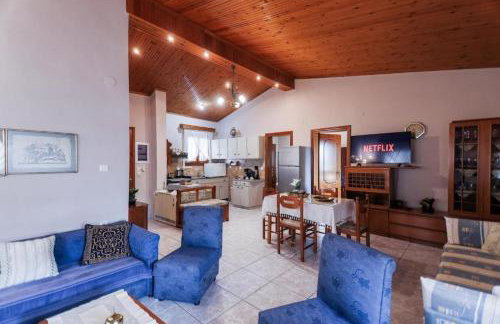 Red Roses-Traditional House - Photo 27