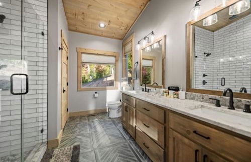 Honeysuckle Chalet - Luxe Mountain Chalet - Hot Tub, Wi-Fi, Pool Table, Party Deck, Fire Pit - 15 mins to Blue Ridge! - Foto 30