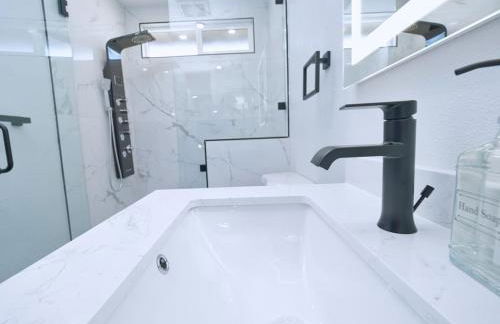 Renovated 5 Bd 3 Ba AC Private Deck Lawn - Foto 54