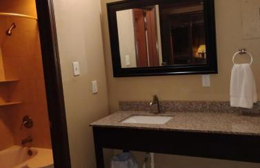 Gated 1 King Bedroom 1 Bath Apt with Full Kitchen 129 - Foto 8