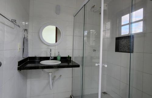 Casa confortável pertinho da praia com garagem e quintal - Foto 25