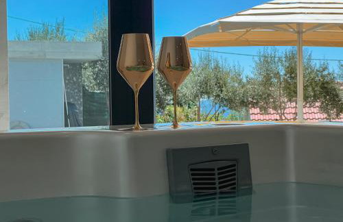 Mediterranean Oasis Seaside Villa with Pool - Foto 18