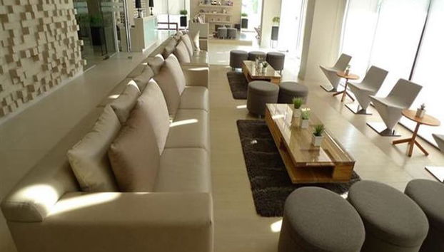 Coin salon dans le hall