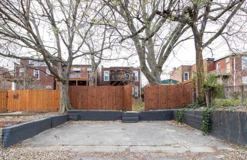 2BR with Workspaces & Deck ABODEbucks - Foto 43