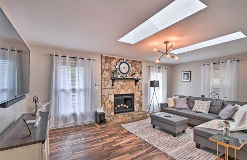 Fayetteville Vacation Rental with Sunroom and Yard! - Foto 1