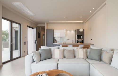 Athina Luxury Villa, with Pool & Walk to the Beach, By ThinkVilla - Foto 31