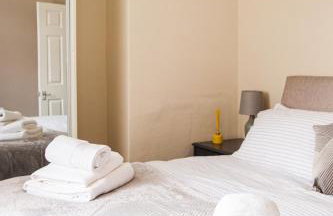 Contractor house, sleeps 5, close to restaurant's and bars, Long stays available, Oveyo Accommodation - Foto 13