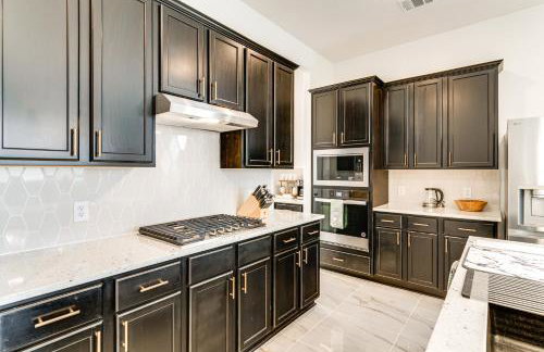 Patio and Pool Access Family Home in Tomball - Foto 7