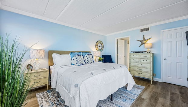 Tastefully Decorated Condo with Scenic Beach Views by RedAwning - Foto 3, Habitación