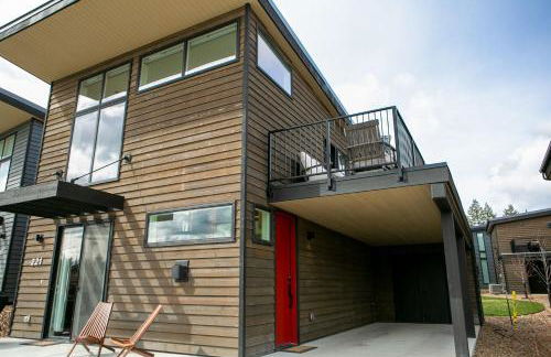 LUX Modern Chalet, Pool & Hot Tub, 10 Mins to the Mountain & Incredible Views - Photo 22