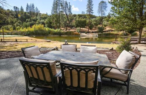 Oak Pond Retreat Stocked pond/pool table/BBQ Grill/EV Charger - Foto 59