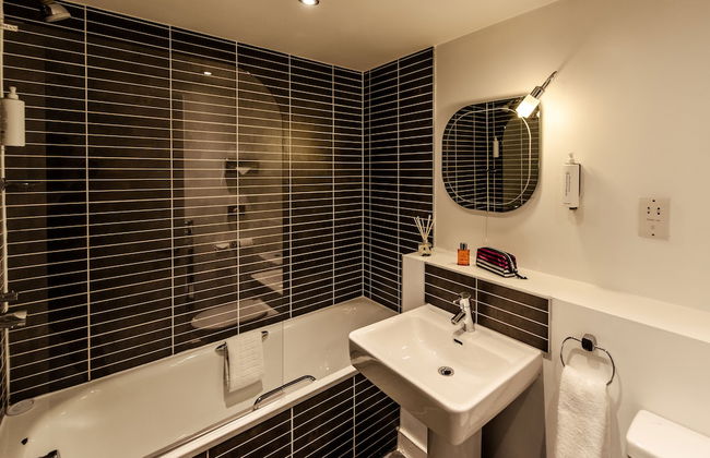 PREMIER SUITES Liverpool - Photo 41