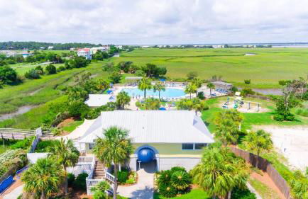 NEW LISTING! Centrally Located with Pool and Beach Views - Foto 23