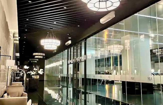 Luxurious White & Gold Haven in Makati - Foto 1