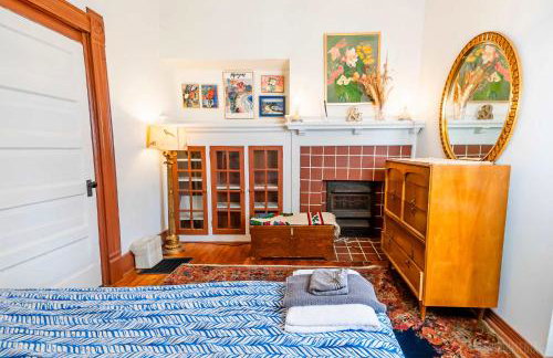 Step Back in Time Charming Victorian with Modern Amenities - Foto 14