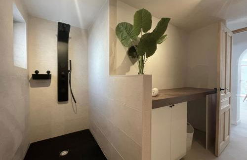 Off-grid Luxury Villa with Tikibar by the pool. - Photo 3