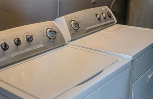 Serene POOL & Firepit in Stunning Home By Airport - Foto 63