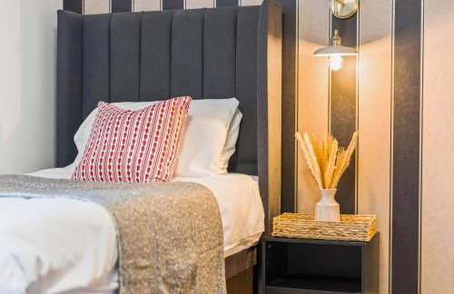 #111 New Farm with hot tub and Sauna - Sleeps 18 - Near Elmore Park - " Perfect for Contractors and Families - Parking space for 10 cars" - Foto 55