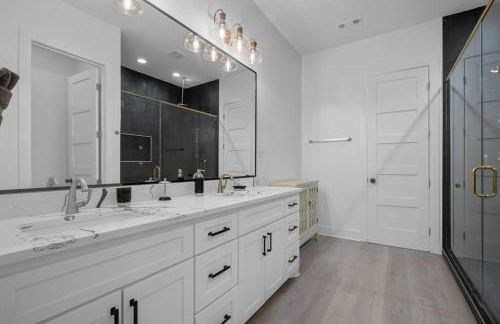 Modern Retreat 10 min-Oaklawn BBQ grill Pavillion Kids playground - Foto 15