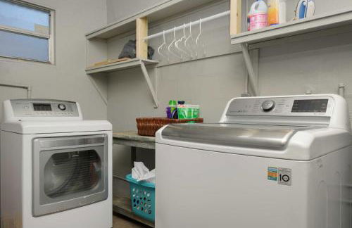 Hook, Line and Leisure Lakefront Gem with Porch! - Foto 30