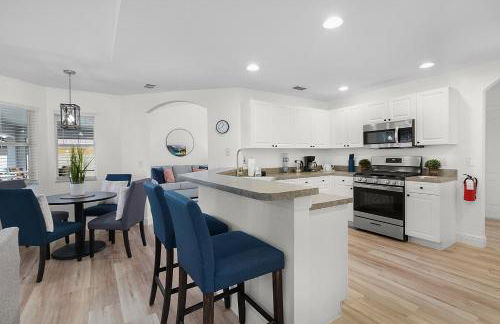 #370-Stunning 4 bed villa with south facing pool and spa with no rear neighbors - Foto 57