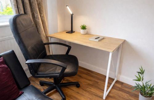 Modern 3 Bedroom Home, Free Parking, Garden, Sleeps 7 - Photo 11