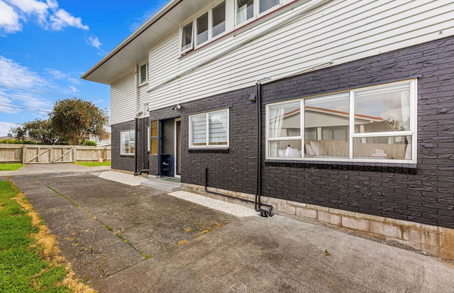 Spacious Renovated 3BR in Ellerslie I Zodiak Stays - Photo 14