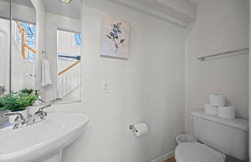 Golden View Townhouse - Walk to Downtown! - Photo 36