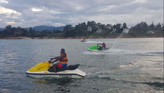 Recorriendo el embalse en moto de agua