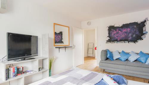 - Stellar Haven Deluxe with Cosmic Design - 3-Room Space-Themed Apartment 75 qm - Central Location - Balcony - Renovated 2024 with TV & Netflix - Full Kitchen - Free Parking - Near Metro & Airport - Galaxy-Inspired Interior - - Photo 3