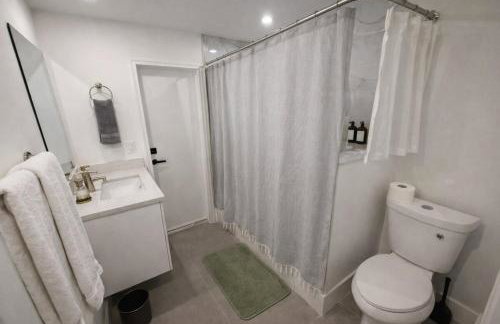 Sunny Oasis Near the Beach with 4BR and 3BA Pool Home - Foto 20