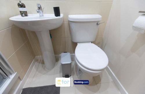 Large 2 Bedroom Apartment By The One Retreats Short Lets & Serviced Accommodation Horley Close To Gatwick Airport - Foto 66