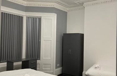 4 BR, Large & Modern Private House Central Location - Photo 8