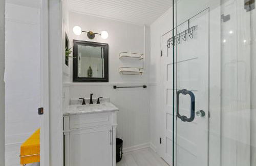 Coco's Cozy Cabana - Hot Tub Walk to Downtown - Foto 23