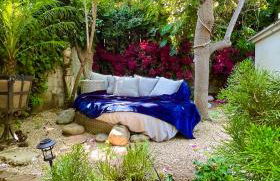 Enchanting Hollywood Hills Oasis with Tree-Top Views, Serene Outdoor Living Room, Zen Garden, Free Attached Garage, Sleeps 6, in LA's Most Desirable, Central, Serene Canyon Neighborhood, and Only 2 Minutes to Hollywood Boulevard - Foto 39