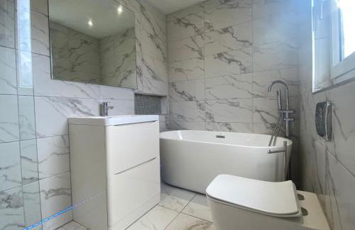 3 Bedroom House - Photo 4