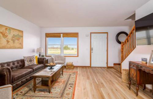 Cozy 2BR Condo w Private Patio - Vintage Charm - Foto 10