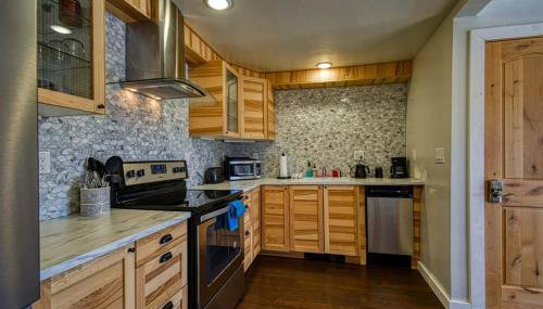 The Hilltop Haven 2bd Suite and Pet Friendly - Foto 3, stove, dishwasher, toaster