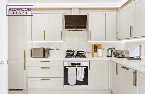 Spacious 4 Bedroom 2 Bath Serviced Home For Contractors & Families with X2 Free Parking Spaces, Fast WiFi - Hosted By Redwood Stays - Foto 16