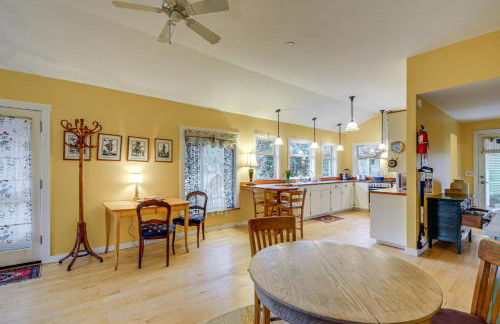 Walk to Irondale Beach Park! Family Haven with Yard - Foto 8