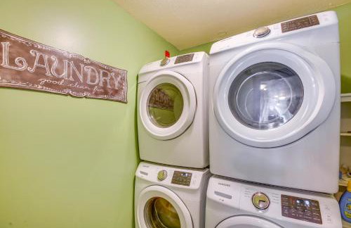 Gorgeous Onekama Condo with Pool and Lake Access! - Foto 20