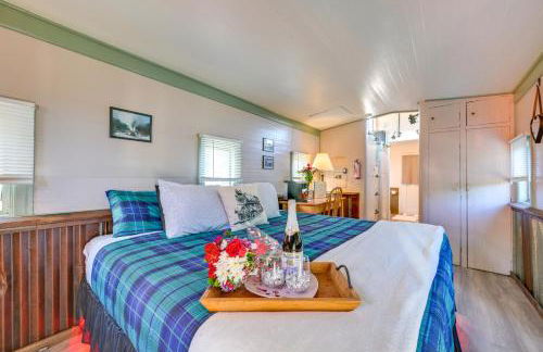 Couples Escape in Railcar, 13 Mi to Mount Rainier! - Photo 8