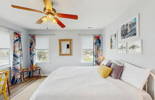 Updated three-story home with kayaks, bikes, & water views - great location - Foto 14