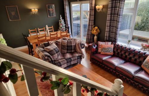 Spacious 4 Bed Holiday Home with Hot Tub & Parking near Matlock Peak District - Foto 18