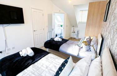 City Centre 3 Bedroom House Sleep upto 9 Guests with Garden and Parking - Foto 41