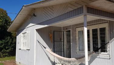 CASA FULL, CENTRO, 130m quadrados, 9 Pessoas, Wi-Fi, 3 Qtos, Churrasqueira e Apetrechos, Cozinha-Sala Integrados, 2 Banheiros, Varanda e Jardim, Garagem Coberta, Estac Interno 3 Carros, Lareira de Alta Performance e Fogão de Ferro, Área nos Fundos - Foto 2