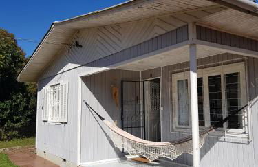 CASA FULL, CENTRO, 130m quadrados, 9 Pessoas, Wi-Fi, 3 Qtos, Churrasqueira e Apetrechos, Cozinha-Sala Integrados, 2 Banheiros, Varanda e Jardim, Garagem Coberta, Estac Interno 3 Carros, Lareira de Alta Performance e Fogão de Ferro, Área nos Fundos - Foto 2