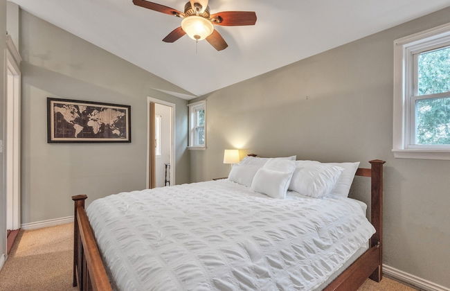 Amazing Lakefront Retreat On Long Lake! 2 Bedroom Home by RedAwning - Foto 6