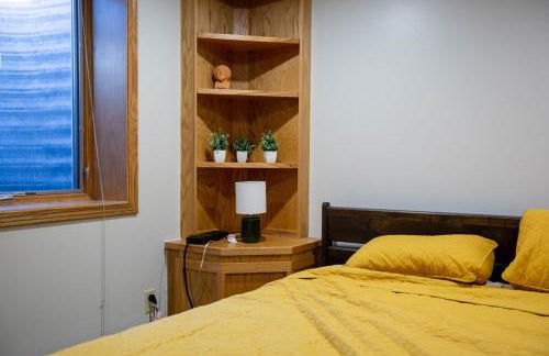 Work & Relax, 3BR Home with Office, Close to Downtown & Prairie Trail, Parking - Foto 12