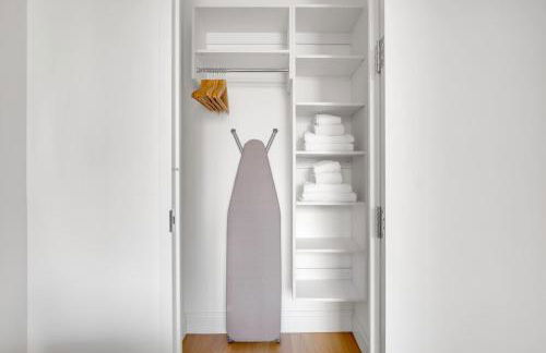 UES 1BR w Gym Rooftop Doorman nr The MET NYC-351 - Foto 10